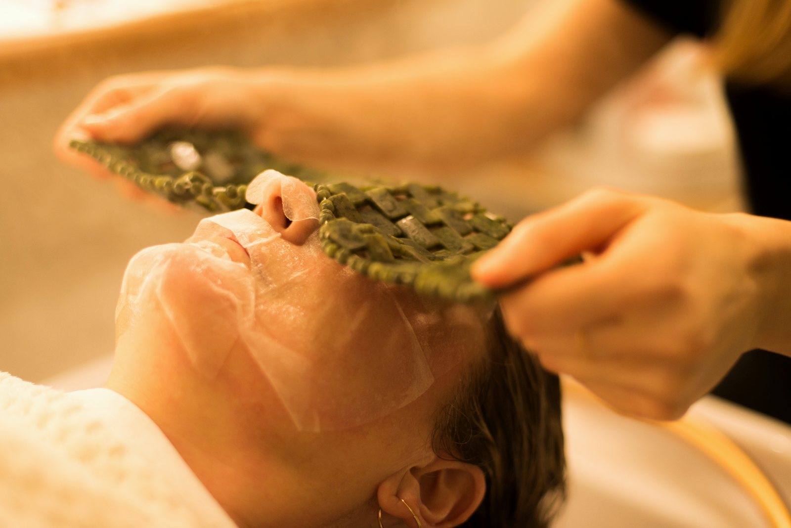Maska jadeitowa podczas rytuału Head Spa