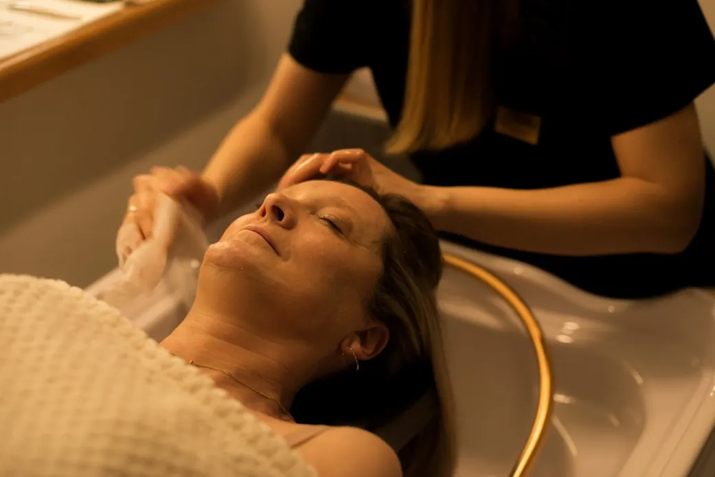 Klientka podczas rytuału Head Spa w gabinecie